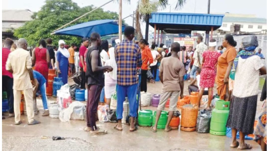 Nigbati sise ounje di ohun alarinrin: Aini gaasi n pọ si i wahala bi ara ilu ṣe pada si lilo igi ati eruku