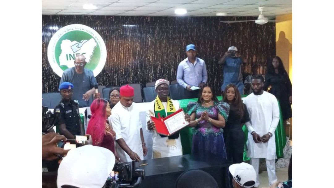 Soludo ati Olùrànlọ́wọ̀ Rẹ̀ Gba Ẹ̀rí Àṣẹ Látọ̀dọ̀ INEC