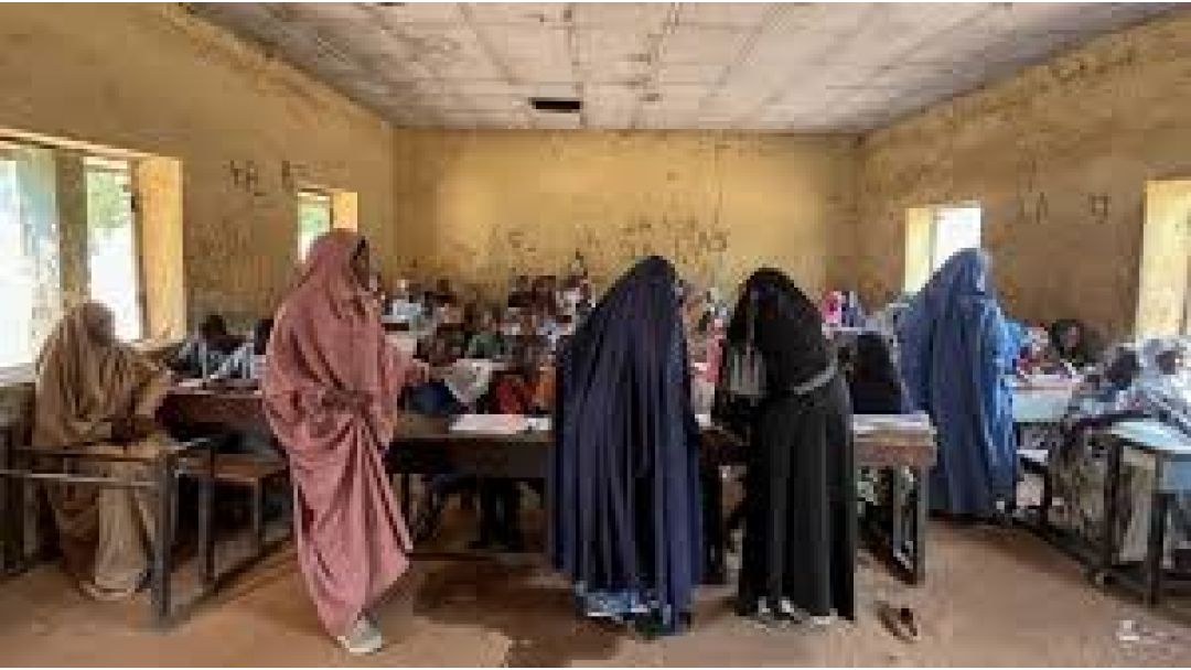 ìsòro ní ìpínlẹ̀ Kebbi State: Ìjápọ̀ àwọn ọmọ ilé-ẹ̀kọ́ mọ́kànlá àtàwọn ọmọbirin tí wọ́n jẹ́ akẹ́kọ̀ọ́ ti gba lẹ́gbẹ̀ẹ́ ìfòyà **