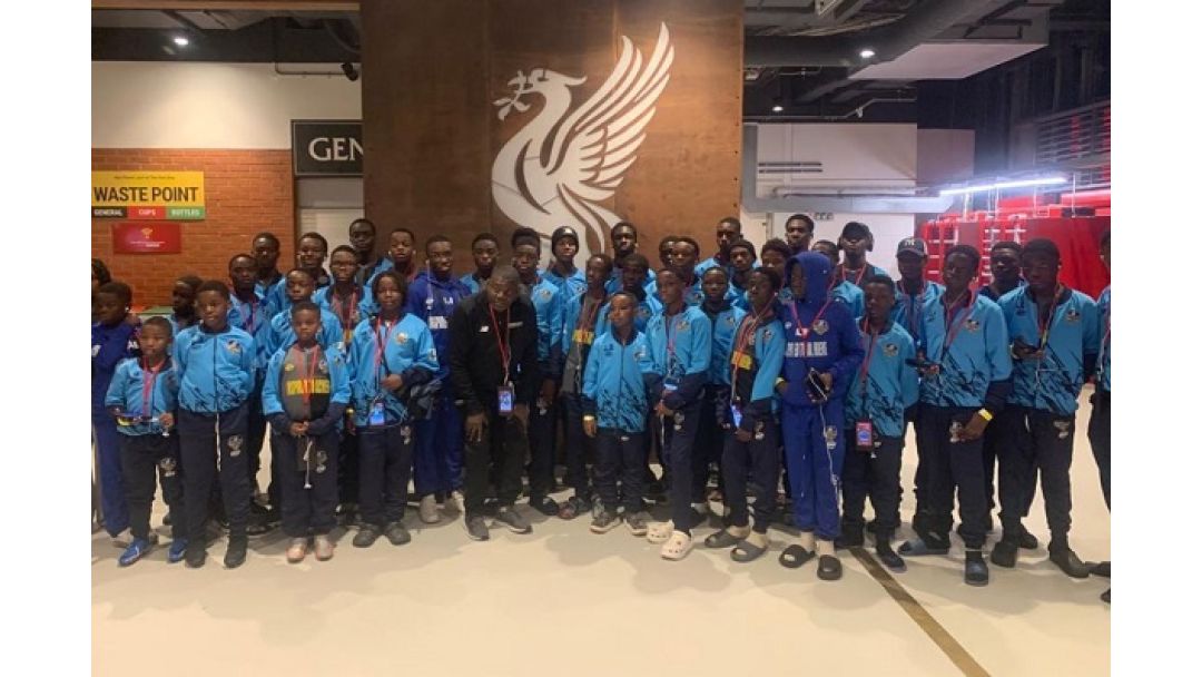 Featured image: Ụmụ akwụkwọ nke Premier School nwere nnukwu ụtọ n’oge njem bọlụ ha gara na UK.